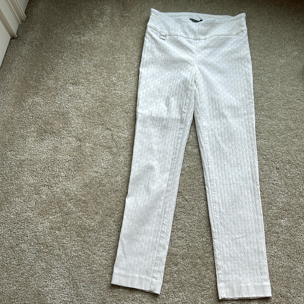 Lissette- Montreal, skinny white pants